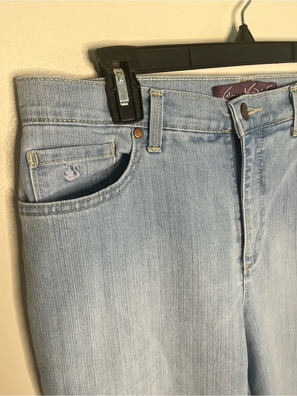Women's Gloria Vanderbilt Amanda Skimmer Light Wash Capris - Picture 2 of 11